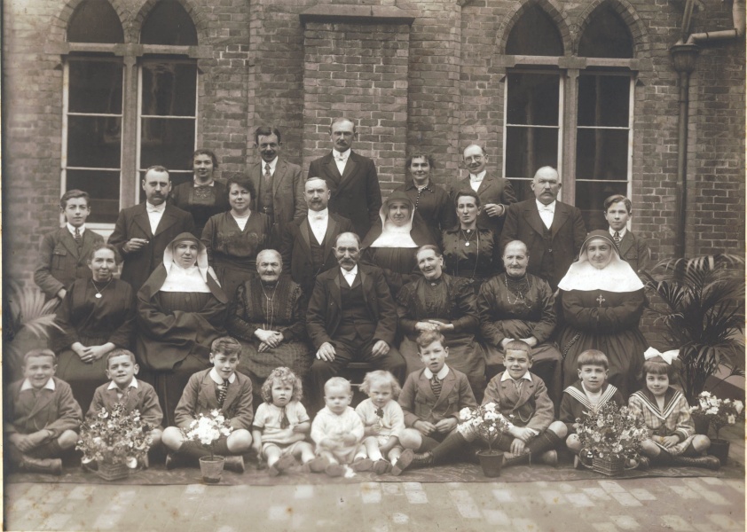 1922~~FamAscoop.jpg